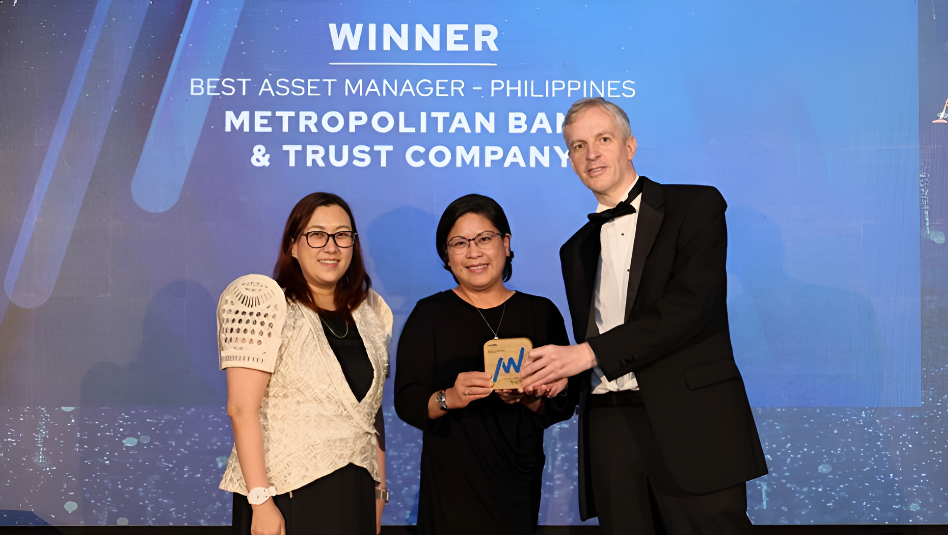 Metrobank Investment Management Head Cristina Gabaldon, left, and Metrobank Head of Investment Services Division Ginny Pecaña, second from left, receive the award from Citywire Asia ASEAN Awards.