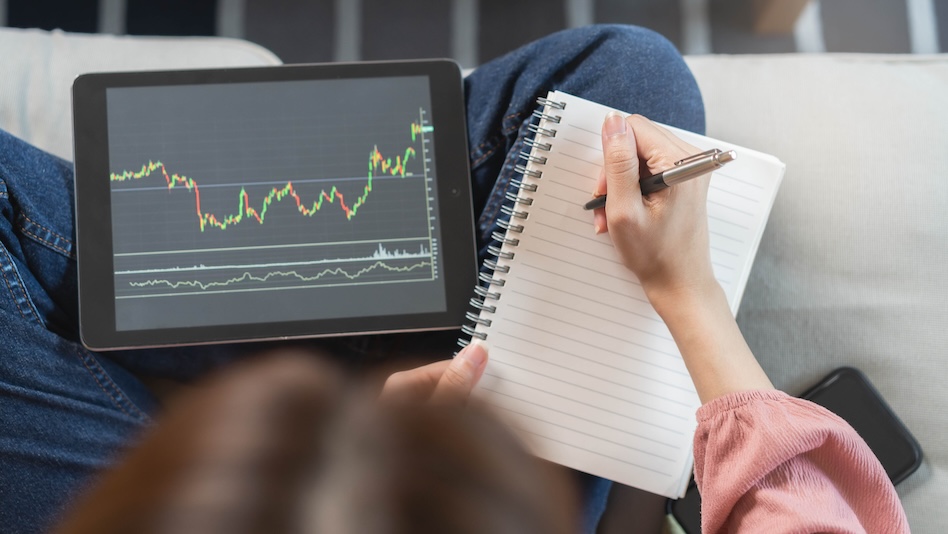 Investor,Analyzing,Exchange,Market,,Asian,Young,Business,Woman,,Girl,Trader